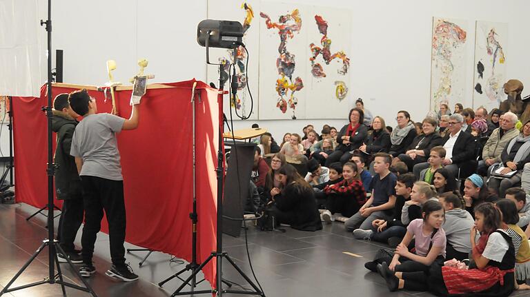'Gewalt ist keine Lösung' war der Titel des Puppenspiels der Klassen 5 und 6 der Albert-Schweitzer-Mittelschule. 'Gewalt ist keine Lösung' war der Titel des Puppenspiels der Klassen 5 und 6 der Albert-Schweitzer-Mittelschule.