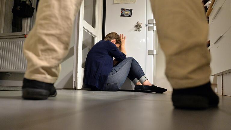 Manchmal werden Partnerinnen Opfer häuslicher Gewalt. Dazu zählt sowohl physische als auch psychische Gewalt. Manchmal werden Partnerinnen Opfer häuslicher Gewalt. Dazu zählt sowohl physische als auch psychische Gewalt.