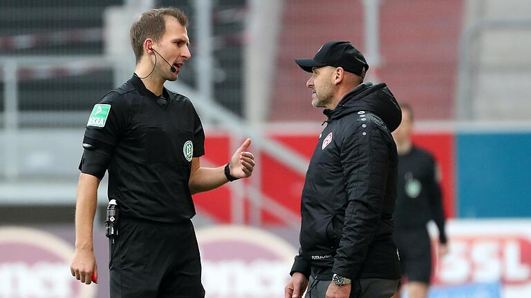 Diskussionsbedarf nach der Niederlage der Würzburger Kickers in Regensburg: Schiedsrichter Florian Heft (links) und Trainer Bernhard Trares