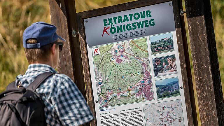 Als „Extratouren“ werden in der Rhön ausschließlich Premiumwege bezeichnet, die die hohen Qualitätskriterien des Deutschen Wanderinstituts hinsichtlich der Streckenbeschaffenheit, Beschilderung und Pflege erfüllen.