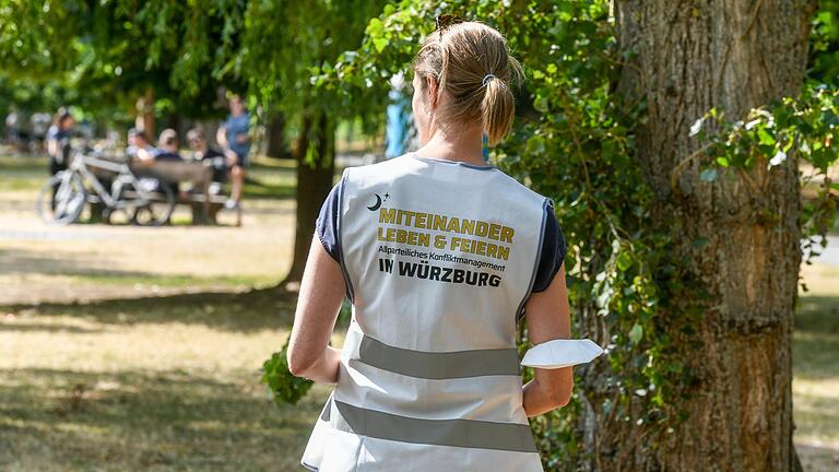 Eine Konfliktmanagerin im Einsatz beim Start des Würzburger Projekts 'Miteinander leben &amp; feiern' im Sommer dieses Jahres.