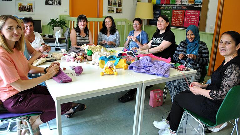 Tolle Sachen häkeln und stricken und dabei ihre Deutschkenntnisse verbessern, können die Frauen im Café international. Tolle Sachen häkeln und stricken und dabei ihre Deutschkenntnisse verbessern, können die Frauen im Café international.
