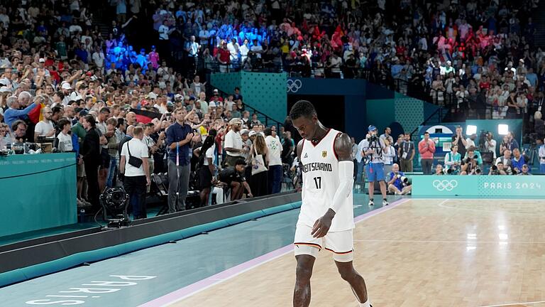 Paris 2024 - Basketball       -  Dennis Schröder verlässt frustriert und ohne Medaille das Parkett.