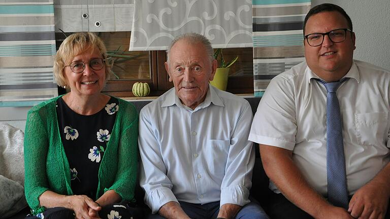 Stellvertretende Landrätin Birgit Bayer (links) und Bürgermeister Alexander Bergmann (rechts) gemeinsam mit Lothar Ries.
