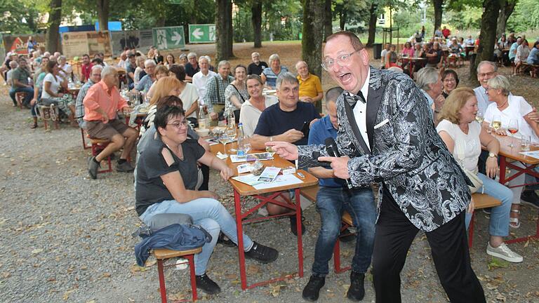 Immer für einen Gag zu haben: Volker Heißmann beim Volkacher Kabarett Sommer. Immer für einen Gag zu haben: Volker Heißmann beim Volkacher Kabarett Sommer.