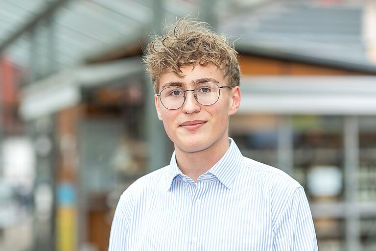 Kalle Schüpfer wohnt in der Zellerau und beschwert sich über den aktuell schlechten Schienenersatzverkehr. Kalle Schüpfer wohnt in der Zellerau und beschwert sich über den aktuell schlechten Schienenersatzverkehr.