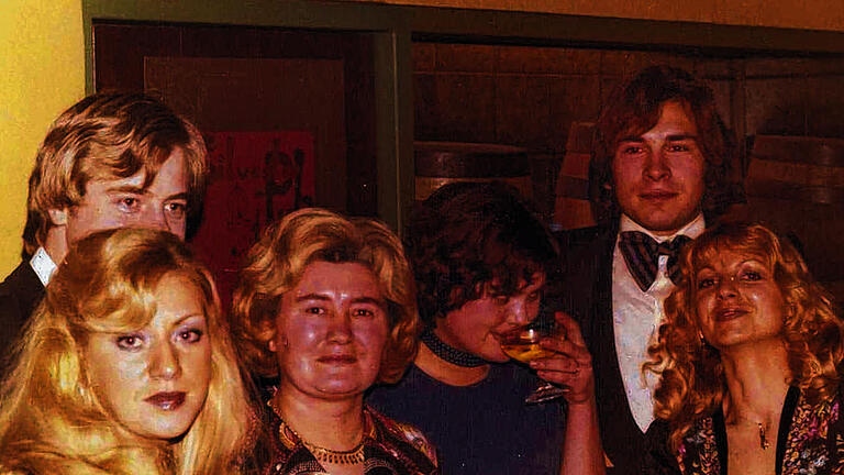 Im Piper's Pub: Renate Betz (links), daneben Theresia Schmidt, rechts Rudi Schmidt und seine Frau Anni. Im Piper's Pub: Renate Betz (links), daneben Theresia Schmidt, rechts Rudi Schmidt und seine Frau Anni.