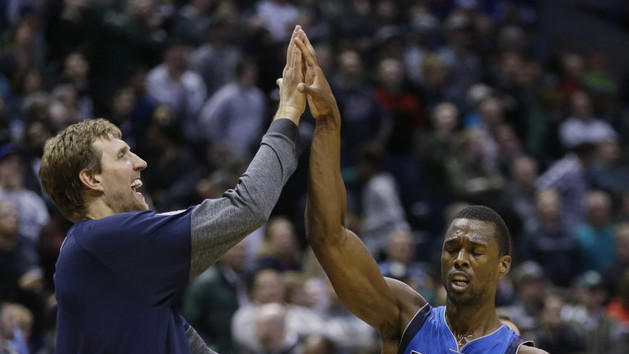 Zwangspause       -  Der verletzte Dirk Nowitzki klatscht mit Harrison Barnes ab. Ohne den Deutschen verlieren die Mavericks allerdings in Sacramento. Foto: Jeffrey Phelps