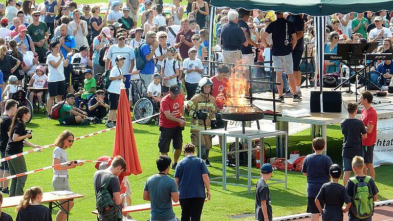 Das Olympische Feuer stand unter Aufsicht der Feuerwehr.