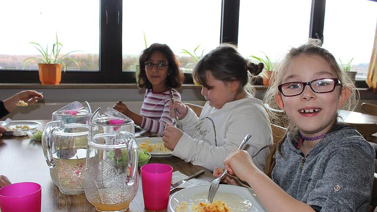 Kinder essen an der Grund- und Mittelschule Oberthulba gemeinsam zu Mittag.  Birgit Will       -  Kinder essen an der Grund- und Mittelschule Oberthulba gemeinsam zu Mittag.  Birgit Will