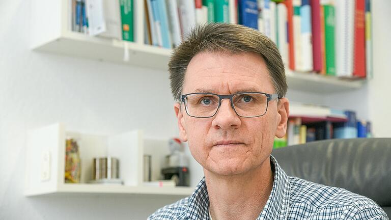 Wer sich als Corona-Infizierter krank fühlt oder Atemprobleme bekommt, sollte einen Arzt anrufen, rät der Giebelstadter Allgemeinmediziner Dr. Christian Pfeiffer. Wer sich als Corona-Infizierter krank fühlt oder Atemprobleme bekommt, sollte einen Arzt anrufen, rät der Giebelstadter Allgemeinmediziner Dr. Christian Pfeiffer.