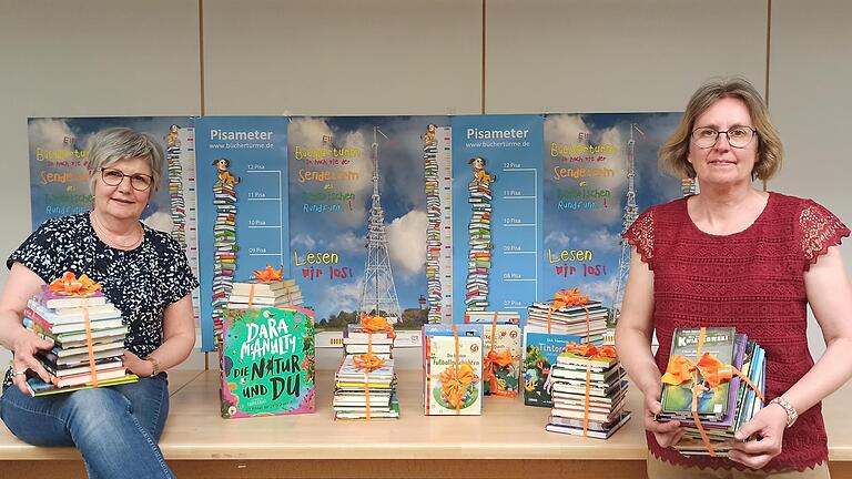 Angelika Riedel und Petra Ade von der Stadtbücherei stellen die Preise der Aktion 'Büchertürme' für die Schulklassen zusammen. Angelika Riedel und Petra Ade von der Stadtbücherei stellen die Preise der Aktion 'Büchertürme' für die Schulklassen zusammen.