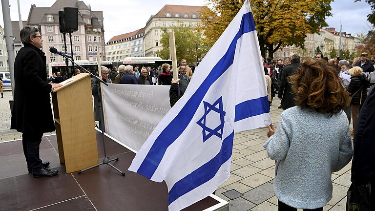 Solidaritätskundgebung mit Israel am Königsplatz.jpeg       -  Solidaritätskundgebung mit Israel wie hier am Augsburger Königsplatz sind längst keine Selbstverständlichkeit.