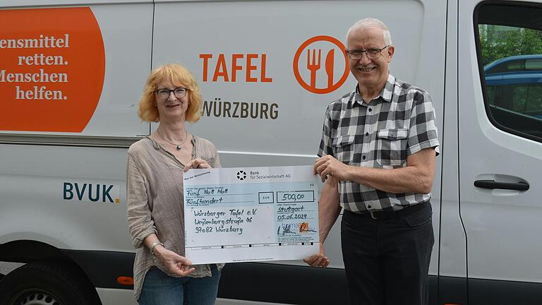 Susanne Kolbert und Andreas Lehmann bei der Übergabe der Spende.