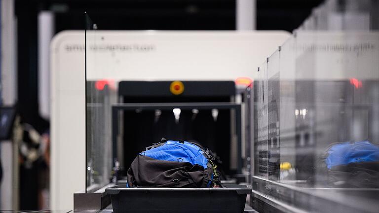 Flughafen       -  Erneut werden die Flüssigkeitsregeln fürs Handgepäck verschärft.