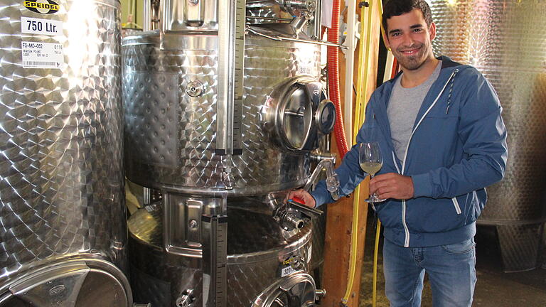 Jetzt muss der Wein reifen: Jungwinzer Johannes Hack bei der ersten Probe. Foto: Ferdinand Heilgenthal Jetzt muss der Wein reifen: Jungwinzer Johannes Hack bei der ersten Probe. Foto: Ferdinand Heilgenthal