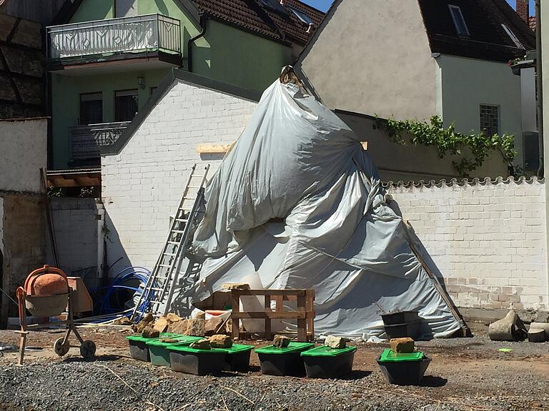 Der historische Fachwerkgiebel des abgebrochenen Hauses in der Bleichstraße wartet, in Folien eingepackt, auf seinen Wiedereinbau.