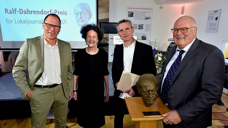 Bei einem Festakt der Badischen Zeitung in Freiburg erhielt Eike Lenz (Zweiter von rechts), Redakteur der Main-Post in Kitzingen, den Ralf-Dahrendorf-Preis für engagierten Lokaljournalismus aus den Händen von Chefredakteur Thomas Fricker, Schirmherrin Christiane Dahrendorf und BZ-Geschäftsführer Wolfgang Poppen (von links). Bei einem Festakt der Badischen Zeitung in Freiburg erhielt Eike Lenz (Zweiter von rechts), Redakteur der Main-Post in Kitzingen, den Ralf-Dahrendorf-Preis für engagierten Lokaljournalismus aus den Händen von Chefredakteur Thomas Fricker, Schirmherrin Christiane Dahrendorf und BZ-Geschäftsführer Wolfgang Poppen (von links).