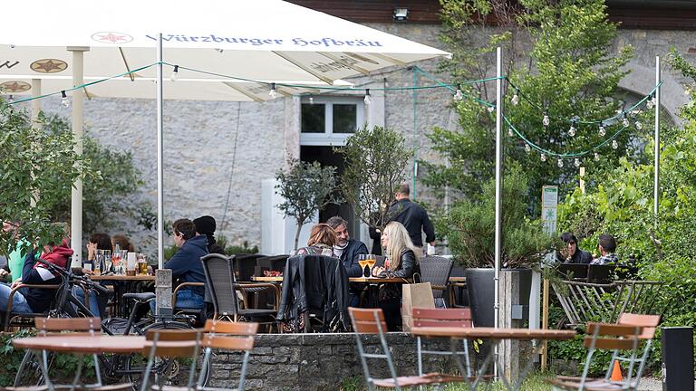 Unweit der Innenstadt mit Blick auf die Festung befindet sich der Biergarten Alter Kranen. Unweit der Innenstadt mit Blick auf die Festung befindet sich der Biergarten Alter Kranen.