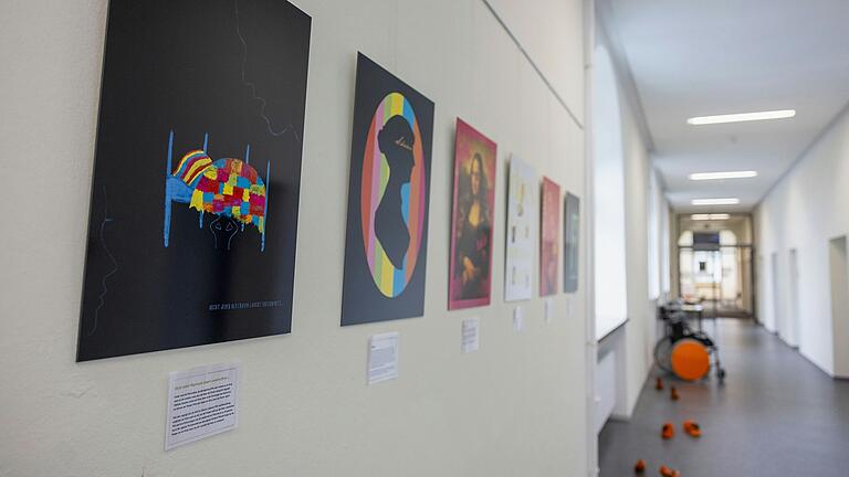 Schuhe und Rollstühle - orange besprüht -ebnen den Weg zur Ausstellung von Lalita Diekers. Die Ausstellung wird noch die nächste Zeit im Landratsamt zu sehen sein. Schuhe und Rollstühle - orange besprüht -ebnen den Weg zur Ausstellung von Lalita Diekers. Die Ausstellung wird noch die nächste Zeit im Landratsamt zu sehen sein.
