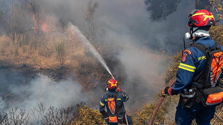 Waldbrand_Griechenland.jpg       -  Feuerwehrleute versuchen ein Feuer im Wald von Keratea, südöstlich von Athen, Griechenland, zu löschen. Seit Beginn der Waldbrandsaison am 1. Mai werden die Feuerwehrleute täglich zu Waldbränden im ganzen Land gerufen.