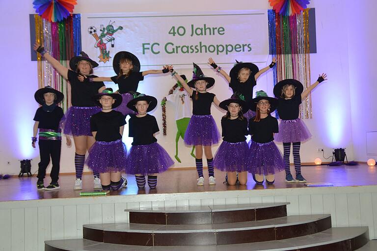 Die Kindertanzgruppe der Freunde Fränkischen Brauchtums aus Urspringen wirbelten als Hexen beim Faschingsabend über die Bühne. Die Kindertanzgruppe der Freunde Fränkischen Brauchtums aus Urspringen wirbelten als Hexen beim Faschingsabend über die Bühne.