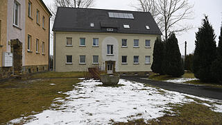 Rechenberg-Bienenmühle       -  Mehrfamilienhäuser in Clausnitz, ein Ortsteil von Rechenberg-Bienenmühle (Sachsen), in dem Flüchtlinge untergebracht sind.