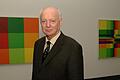Peter C. Ruppert auf einem Archivbild aus dem Jahr 2006. Hinter ihm sind zwei Arbeiten von Richard Paul Lohse aus seiner Sammlung Konkrete Kunst zu sehen, die im Würzburger Kulturspeicher ausgestellt ist.