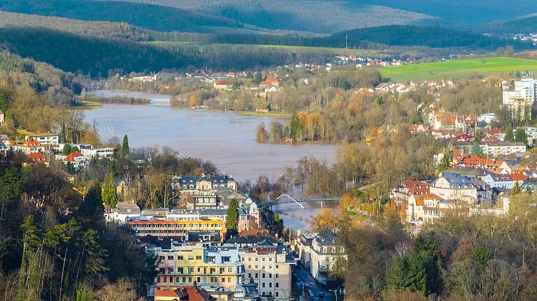 Hochwasser in Bad Kissingen: Drohnen-Blickrichtung vom Altenberg in Richtung Hausen. Hochwasser in Bad Kissingen: Drohnen-Blickrichtung vom Altenberg in Richtung Hausen.