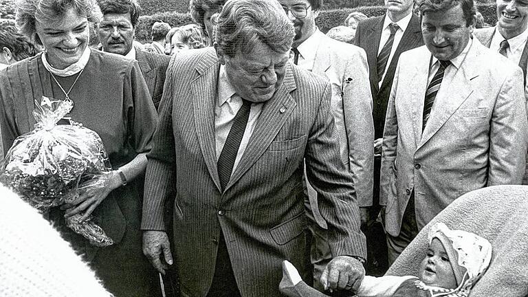 Der Volksnahe: FJS spaziert mit seiner Tochter Monika (links) 1984 durch den Würzburger Hofgarten. Der Volksnahe: FJS spaziert mit seiner Tochter Monika (links) 1984 durch den Würzburger Hofgarten.