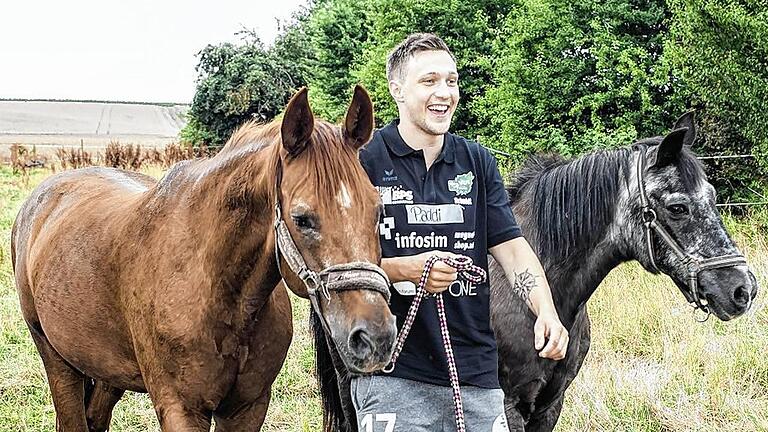 Da kommt Freude auf: Rimpars Handballer Patrick Schmidt führt ein Pferd an der Leine, ein zweites gesellt sich gleich mal freiwillig dazu.
