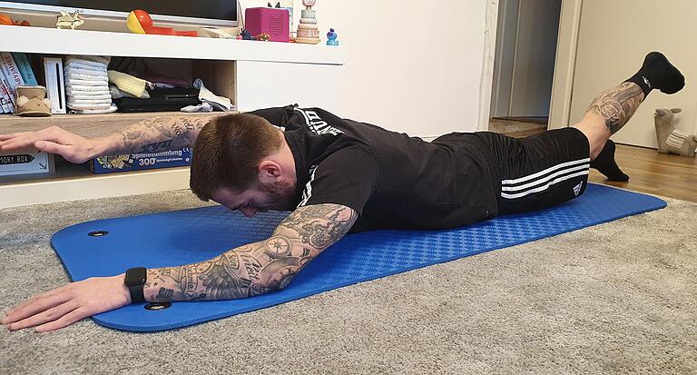 Schweinfurter Fußball-Trainer gibt 5 Fitness-Tipps fürs Wohnzimmer Schweinfurter Fußball-Trainer gibt 5 Fitness-Tipps fürs Wohnzimmer