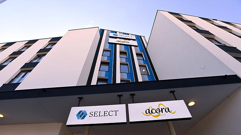 Hotel Select GVZ.jpeg       -  Blick auf den Gebäudekomplex im GVZ Augsburg mit dem 'Select-Hotel' und der Nachbarunterkunft 'Acora Living the City'. Nach Querelen um eine geplante Asylunterkunft läuft nun der normale Betrieb weiter.