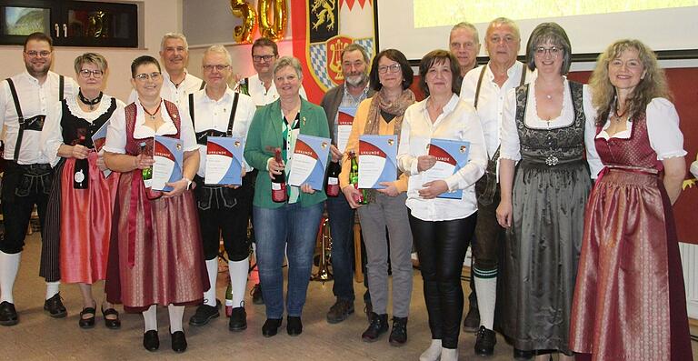 Alexandra Hourle, Vorsitzende Sandberger Musikanten, und Renate Haag, Kreisvorsitzende des Nordbayerischen Musikbundes (von rechts), nahmen zahlreiche Ehrungen vor. Alexandra Hourle, Vorsitzende Sandberger Musikanten, und Renate Haag, Kreisvorsitzende des Nordbayerischen Musikbundes (von rechts), nahmen zahlreiche Ehrungen vor.