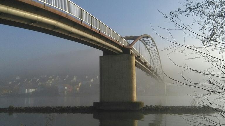 Die Fußgänger- und Radfahrerbrücke zwischen Neustadt und Erlach.