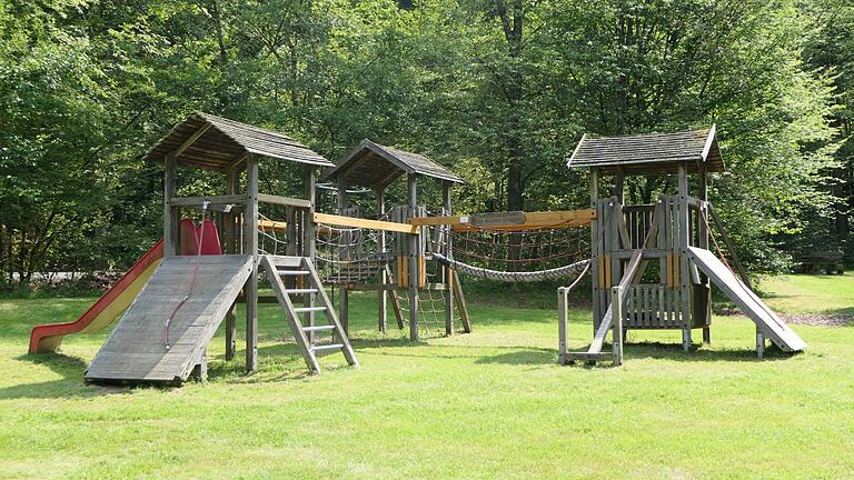 Der Marswaldspielplatz bei Oberschleichach soll als Gemeinschaftsprojekt der 5-Sterne Kommunen thematisch aufgewertet werden. Dabei übernimmt die Gemeinde Oberaurach die Projektträgerschaft. Der Marswaldspielplatz bei Oberschleichach soll als Gemeinschaftsprojekt der 5-Sterne Kommunen thematisch aufgewertet werden. Dabei übernimmt die Gemeinde Oberaurach die Projektträgerschaft.