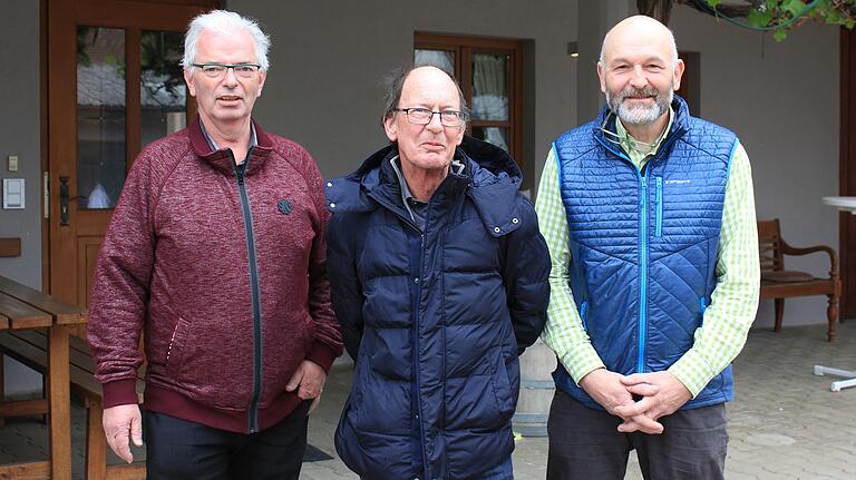 Die Interessengemeinschaft Erlachhof besteht aus (von links) Manfred Fleischmann, Thomas Jäcklein und Winfried Langer. Das Trio klagt gegen den Bau vor seiner Haustür und hat sich Ende April mit einem offenen Brief an die Stadt Volkach gewandt. Die Interessengemeinschaft Erlachhof besteht aus (von links) Manfred Fleischmann, Thomas Jäcklein und Winfried Langer. Das Trio klagt gegen den Bau vor seiner Haustür und hat sich Ende April mit einem offenen Brief an die Stadt Volkach gewandt.