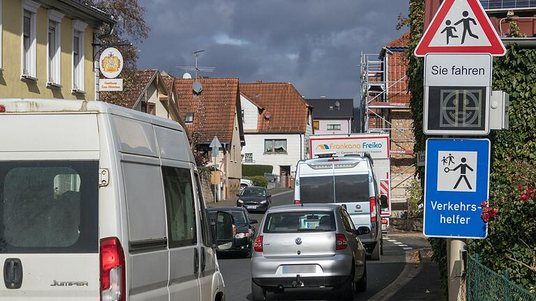 Bei der Ortsdurchfahrt der B27 in Höllrich fordern Bürger eine Geschwindigkeitsreduzierung auf 30 Stundenkilometer. Bei der Ortsdurchfahrt der B27 in Höllrich fordern Bürger eine Geschwindigkeitsreduzierung auf 30 Stundenkilometer.