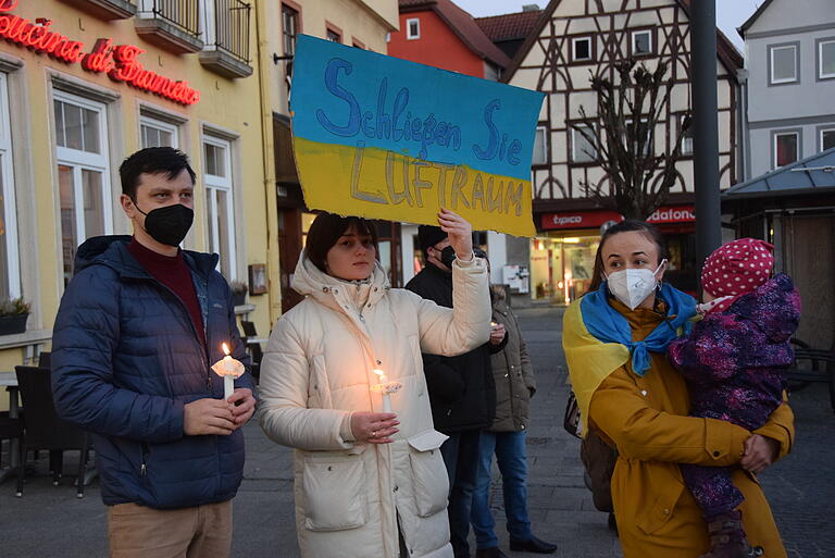 Ein Ehepaar aus der Ukraine sieht als dringlichste Aufgabe, Putin zu stoppen, weil sie befürchten, dass er sich nach dem Angriff auf die Ukraine auch anderen Ländern zuwenden werde. Ein Ehepaar aus der Ukraine sieht als dringlichste Aufgabe, Putin zu stoppen, weil sie befürchten, dass er sich nach dem Angriff auf die Ukraine auch anderen Ländern zuwenden werde.