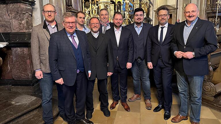 Gemeinsam für die Käppele-Sanierung (von links): Alexander Kolbow, Volkmar Halbleib (MdL), Andreas Hornung (Verwaltungsreferent Diözese), Pfarrer Josef Treutlein, Bernhard Schlereth (Kirchenstiftung Käppele), Markus Hümpfer (MdB), Niklas Wagener (MdB), Otto Fricke (MdB), Bernd Rützel (MdB). Gemeinsam für die Käppele-Sanierung (von links): Alexander Kolbow, Volkmar Halbleib (MdL), Andreas Hornung (Verwaltungsreferent Diözese), Pfarrer Josef Treutlein, Bernhard Schlereth (Kirchenstiftung Käppele), Markus Hümpfer (MdB), Niklas Wagener (MdB), Otto Fricke (MdB), Bernd Rützel (MdB).