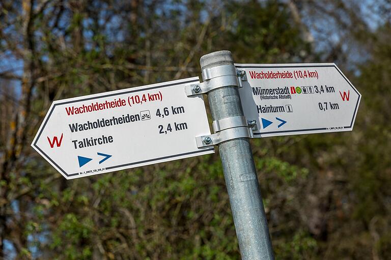 Wegweiser zeigen regelmäßig die Distanz zu den nächsten Stationen.