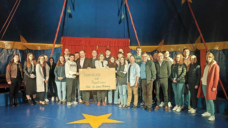 Gruppenfoto mit den anwesenden Schülern und Politikern im Zirkuszelt auf dem Volkersberg. - Gruppenfoto mit den anwesenden Schülern und Politikern im Zirkuszelt auf dem Volkersberg. Gruppenfoto mit den anwesenden Schülern und Politikern im Zirkuszelt auf dem Volkersberg. - Gruppenfoto mit den anwesenden Schülern und Politikern im Zirkuszelt auf dem Volkersberg.