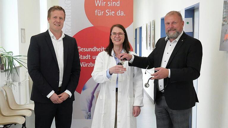 Dr. Nicole Eberbach leitet seit dem 1. Juli das Gesundheitsamt für Stadt und Landkreis Würzburg. Der Leiter des Geschäftsbereichs Gesundheit und Verbraucherschutz am Landratsamt Würzburg Tobias Barth (links) sowie Landrat Thomas Eberth hießen die neue Kollegin willkommen. Dr. Nicole Eberbach leitet seit dem 1. Juli das Gesundheitsamt für Stadt und Landkreis Würzburg. Der Leiter des Geschäftsbereichs Gesundheit und Verbraucherschutz am Landratsamt Würzburg Tobias Barth (links) sowie Landrat Thomas Eberth hießen die neue Kollegin willkommen.