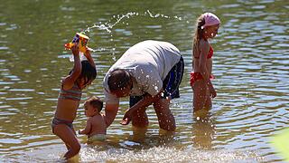 Wasser, Wasser und nochmal Wasser: Am Main in Randersacker reicht schon ein kleines Eimerchen für die Sommer-Dusche.