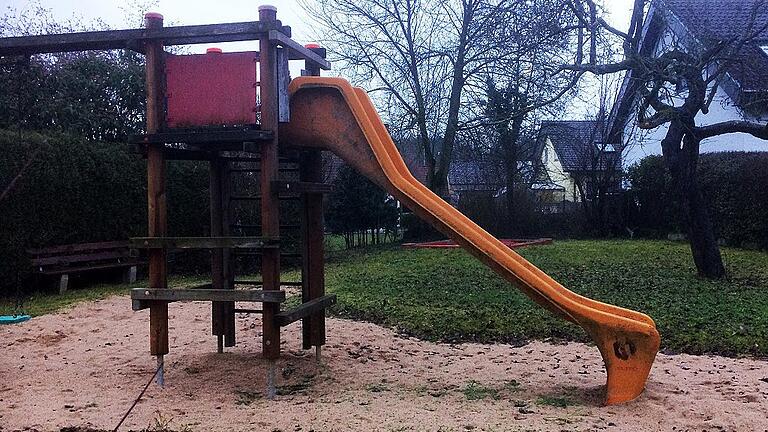 Der Spielplatz am Fußweg von der Von-Ketteler- zur Josefine-Schmitt-Straße im Baugebiet Kappellberg soll den Nachbarn nach den Vorstellungen der CSU-Stadtratsfraktion zum Kauf angeboten und bei Nichtinteresse zu einer Blumenwiese umgestaltet werden. Der Spielplatz am Fußweg von der Von-Ketteler- zur Josefine-Schmitt-Straße im Baugebiet Kappellberg soll den Nachbarn nach den Vorstellungen der CSU-Stadtratsfraktion zum Kauf angeboten und bei Nichtinteresse zu einer Blumenwiese umgestaltet werden.