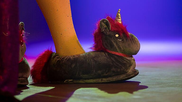 Bequeme Schuhe für die Nacht der Toleranz hatte Gastgeberin Mechthild Lavette. Bequeme Schuhe für die Nacht der Toleranz hatte Gastgeberin Mechthild Lavette.
