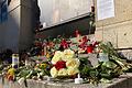 Gedenkort für Anna R. am Theater des Westens       -  Am Theater des Westens können Fans Blumen in Erinnerung an Anna R. niederlegen.