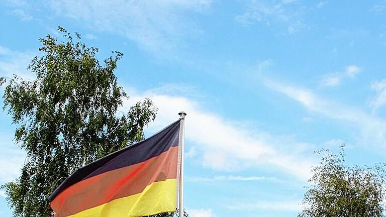 Weil kein Dampf mehr aus den Kühltürmen aufsteigt,
hat Kolonat Hetterich in Garstadt eine Flagge gehisst, um die
Windrichtung daran abzulesen. Weil kein Dampf mehr aus den Kühltürmen aufsteigt,
hat Kolonat Hetterich in Garstadt eine Flagge gehisst, um die
Windrichtung daran abzulesen.