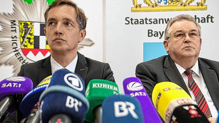 Pressekonferenz zum Fall Peggy - Der Leiter der Soko Peggy, Kriminaloberrat Uwe Ebner (links), und der Bayreuther Oberstaatsanwalt Herbert Potzel stellten am Dienstag in Bayreuth neue Erkenntnisse im Fall Peggy vor. Pressekonferenz zum Fall Peggy - Der Leiter der Soko Peggy, Kriminaloberrat Uwe Ebner (links), und der Bayreuther Oberstaatsanwalt Herbert Potzel stellten am Dienstag in Bayreuth neue Erkenntnisse im Fall Peggy vor.