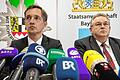 Pressekonferenz zum Fall Peggy       -  Der Leiter der Soko Peggy, Kriminaloberrat Uwe Ebner (links), und der Bayreuther Oberstaatsanwalt Herbert Potzel stellten am Dienstag in Bayreuth neue Erkenntnisse im Fall Peggy vor.